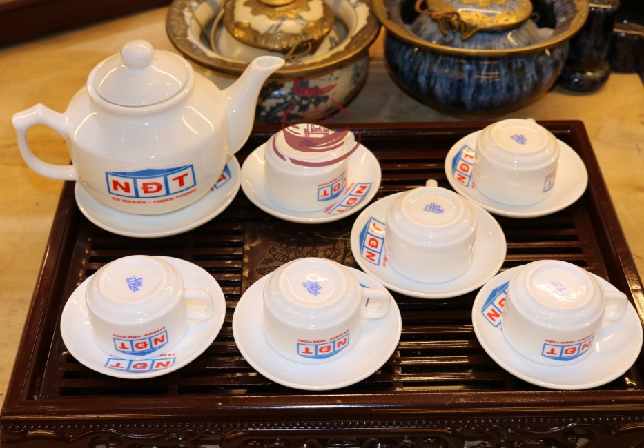 Bộ trà Bát Tràng in logo làm quà lưu niệm